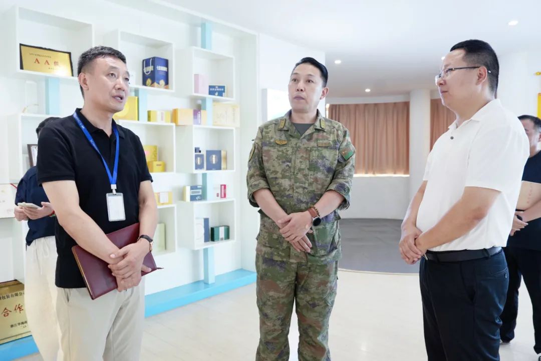 區(qū)委常委、區(qū)人武部政委姜永華到亞銘威開展“民情雙訪”
